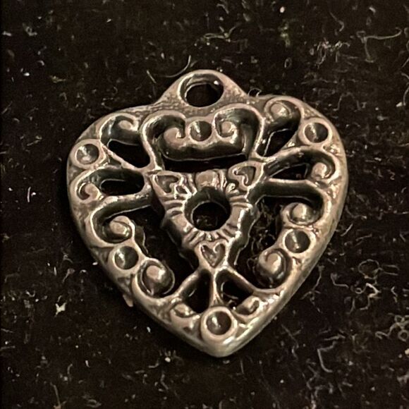 Vintage-1970s-0.75” silver tone scroll work heart charm/pendant with jump hoop - Picture 2 of 11